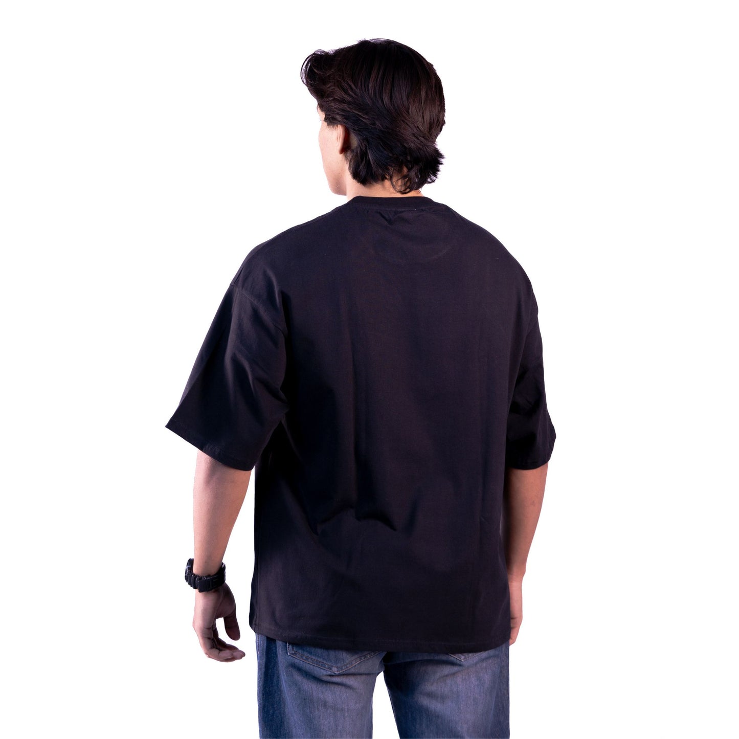 Black oversized t-shirt side view – casual and trendy, perfect for men and women.