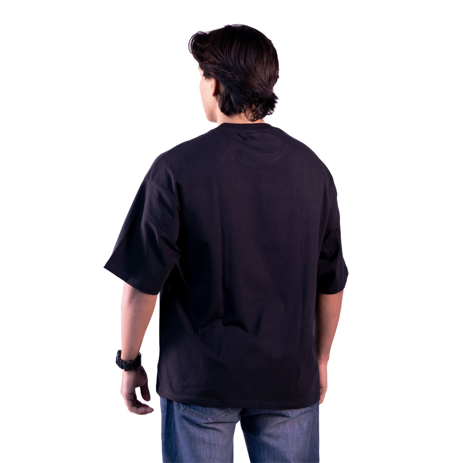 Black oversized t-shirt side view – casual and trendy, perfect for men and women.