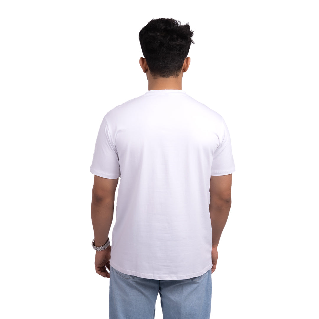White cotton t-shirt detail – soft, high-quality fabric with reinforced seams for long-lasting comfort.